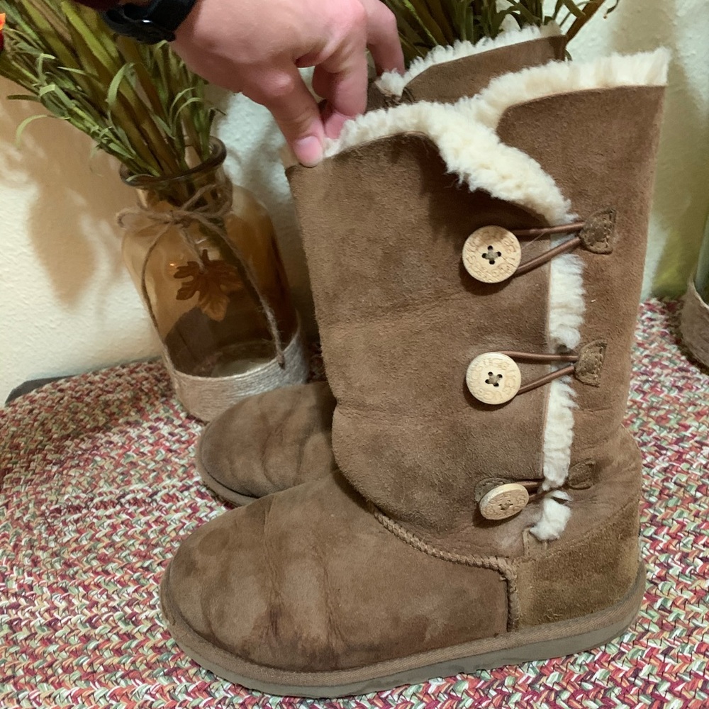 Loved UGGS tan with buttons 5Y women’s 7